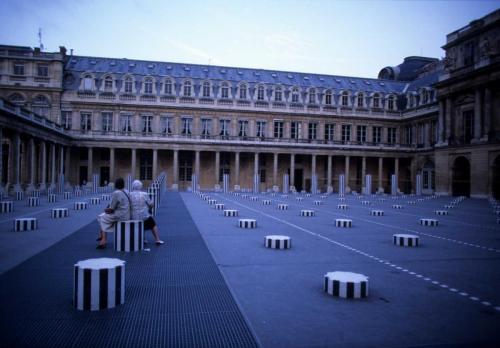 Attitudes - Sur les colonnes de Buren au Palais Royal