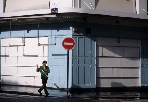 Attitudes - Paris-Le ballet du balayeur avant ouverture des magasins