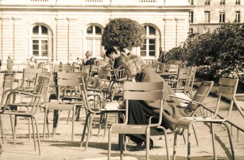 Attitudes - Paris-Lecture au Jardin du Luxembourg
